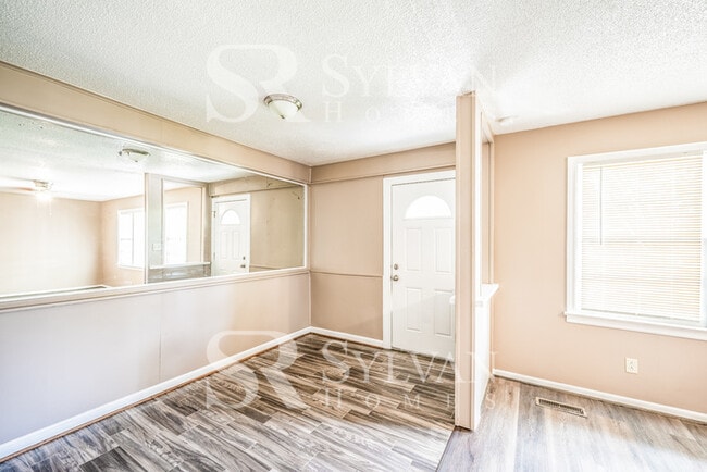 Building Photo - Cute, cozy and comfortable