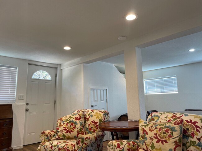 Foto del edificio - FULLY FURNISHED MONTH-MONTH RENTAL