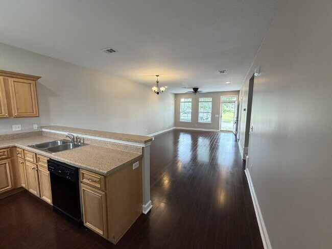 Building Photo - Town House For Rent