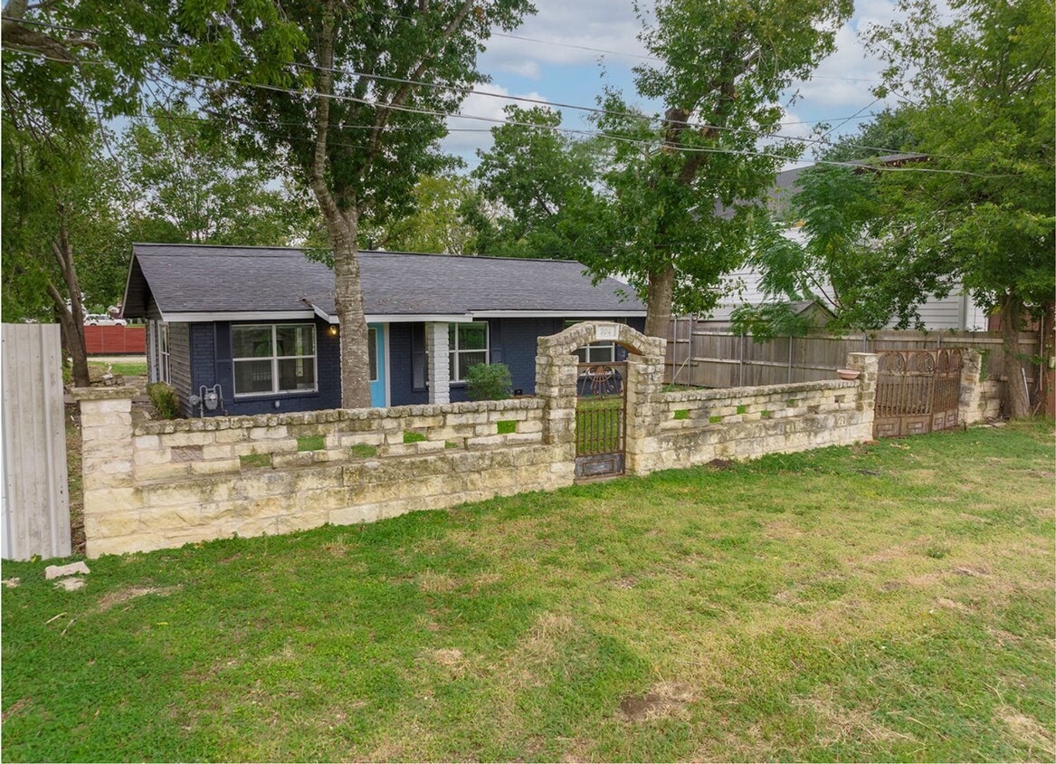 Primary Photo - Beautiful 3 bedroom, 2 bathroom House