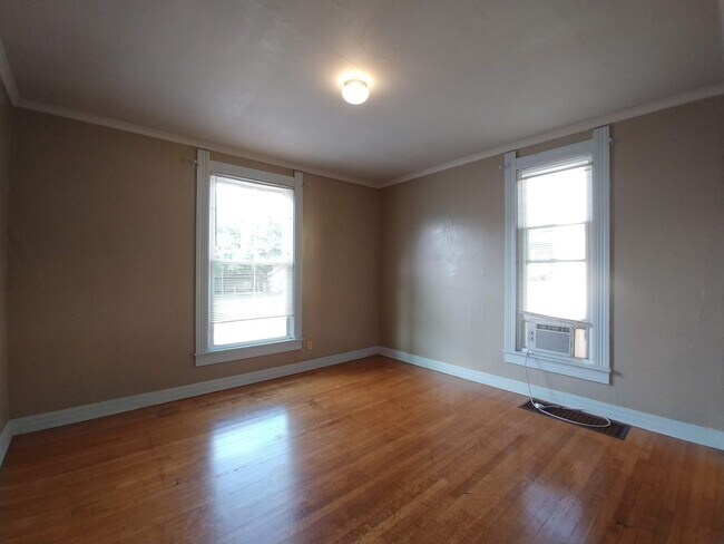 Foto del edificio - 311 E 10th St