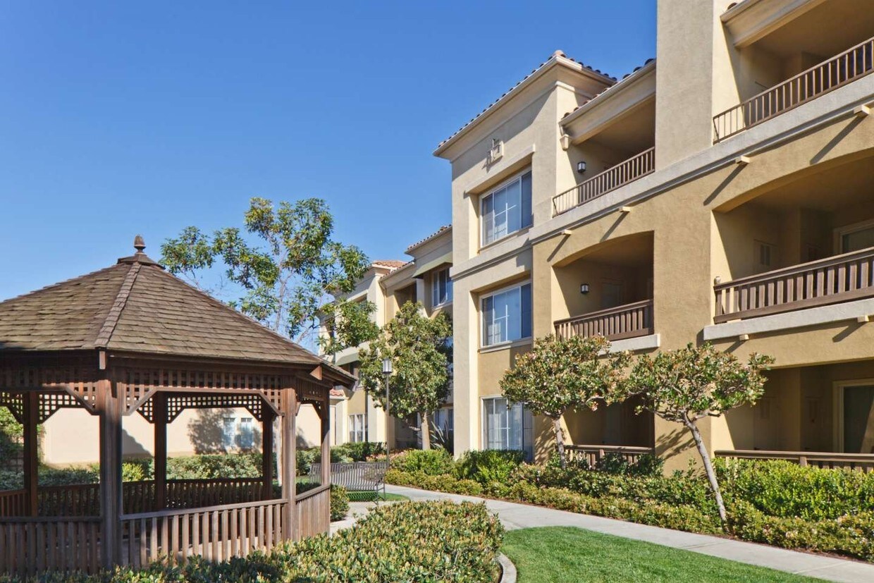 Foto del edificio - 100 Santa Louisa