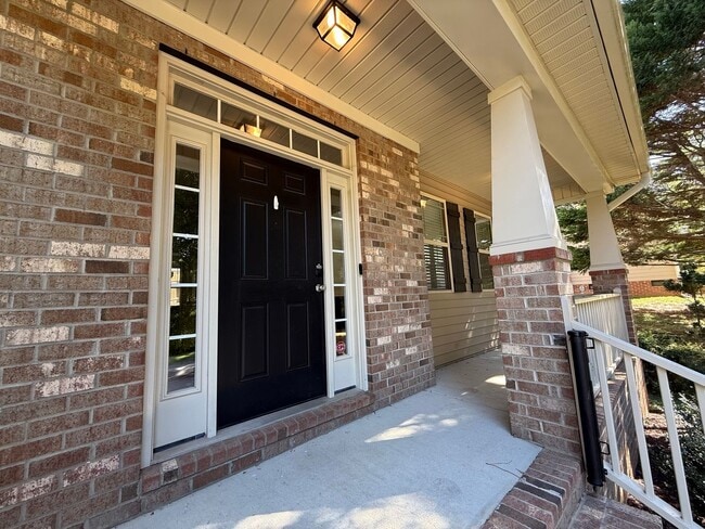 Foto del edificio - Newly Remodeled 4BD, 2.5BA Raleigh Corner-Lot Home with Modern Upgrades in a Prime Location Near ...