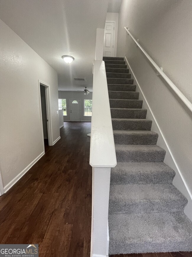 Building Photo - 387 Brookview Dr