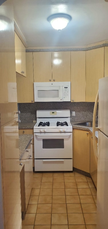 Building Photo - 196-38 Pompeii Ave