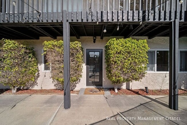 Building Photo - 1850 Edgecliff Dr