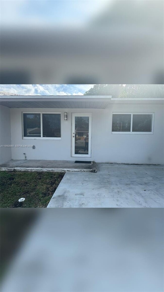 Building Photo - 5460 SW 38th Ct