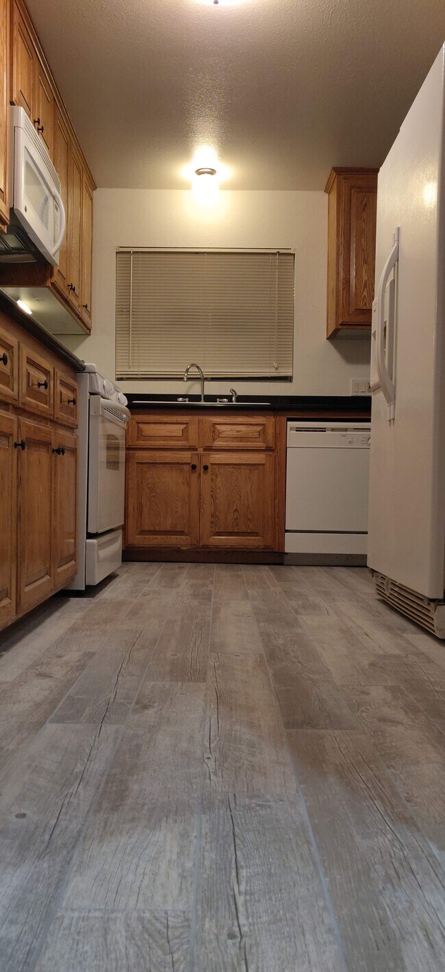 Kitchen with all appliances - 15508 Williams St