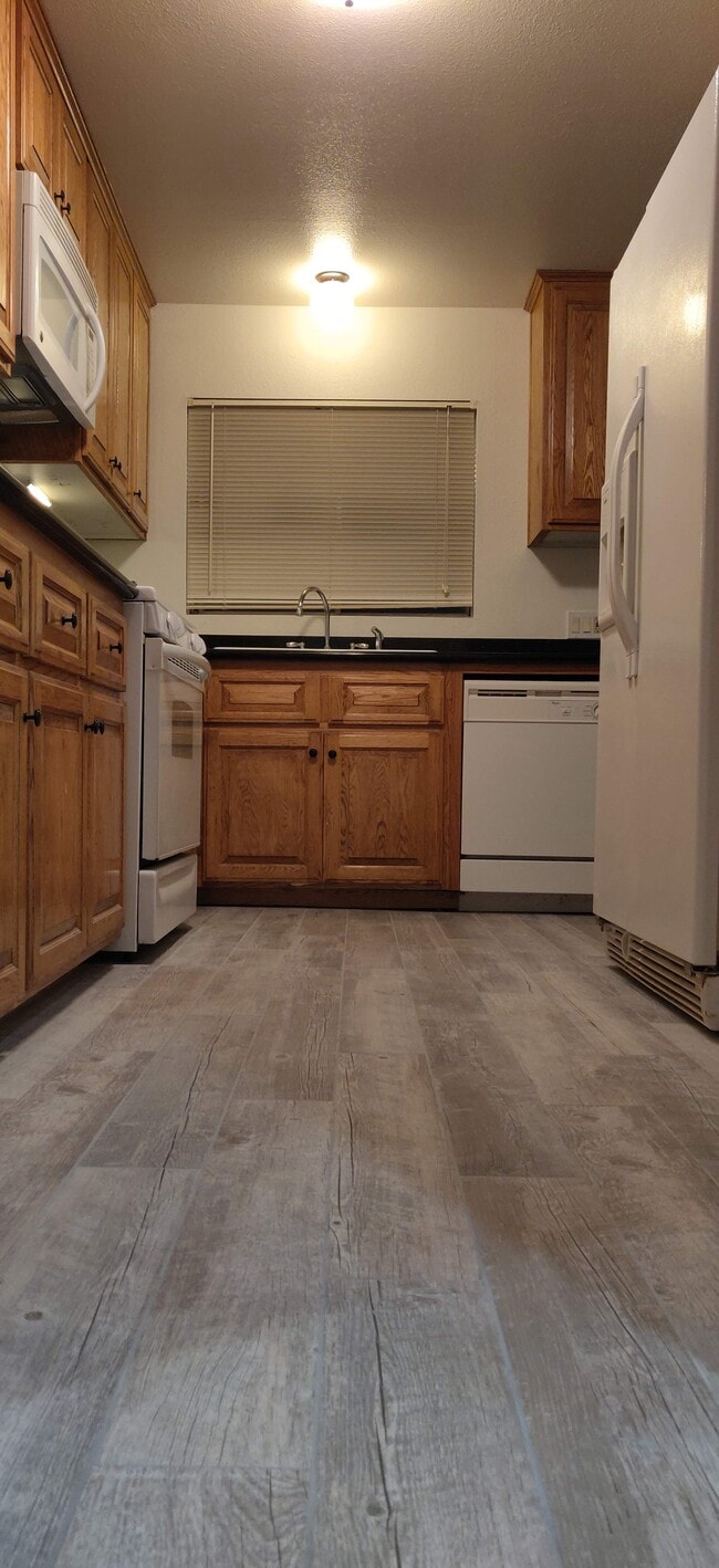 Kitchen with all appliances - 15508 Williams St