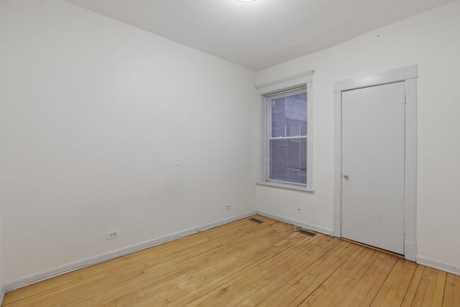 Building Photo - 5120 N Kenmore Ave