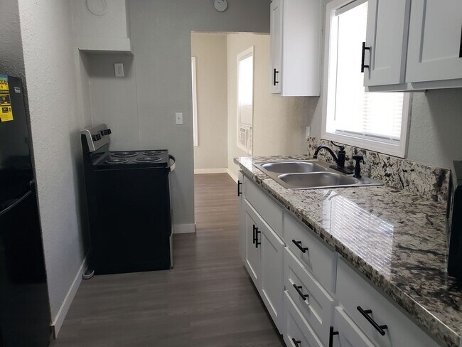 Foto del edificio - One Bedroom Cottage off of Eureka Way - Recently Remodeled