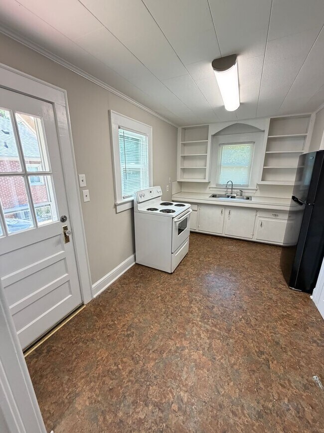 Foto del edificio - Cute Duplex 1 bed 1 bath unit, Close to Downtown Concord
