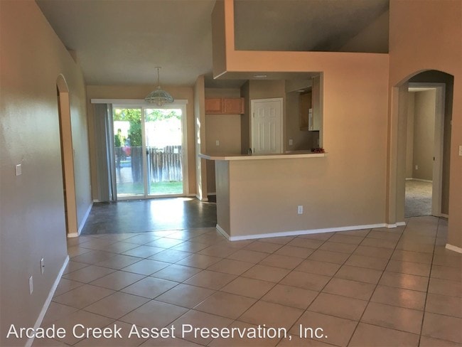 Building Photo - 4 br, 2 bath House - 12522 W Camas Drive