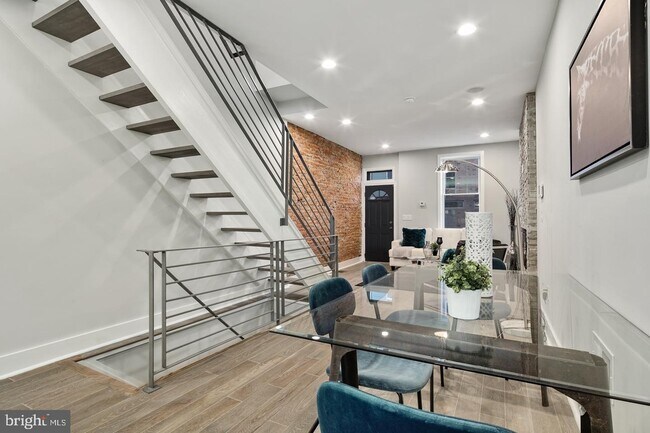 Building Photo - 2114 E Arizona St