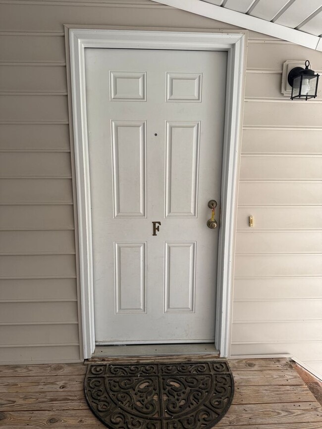 Building Photo - 3 Bedroom off W Friendly Ave!