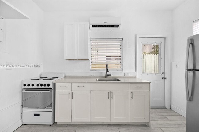 Foto del edificio - 2822 Pine Tree Dr