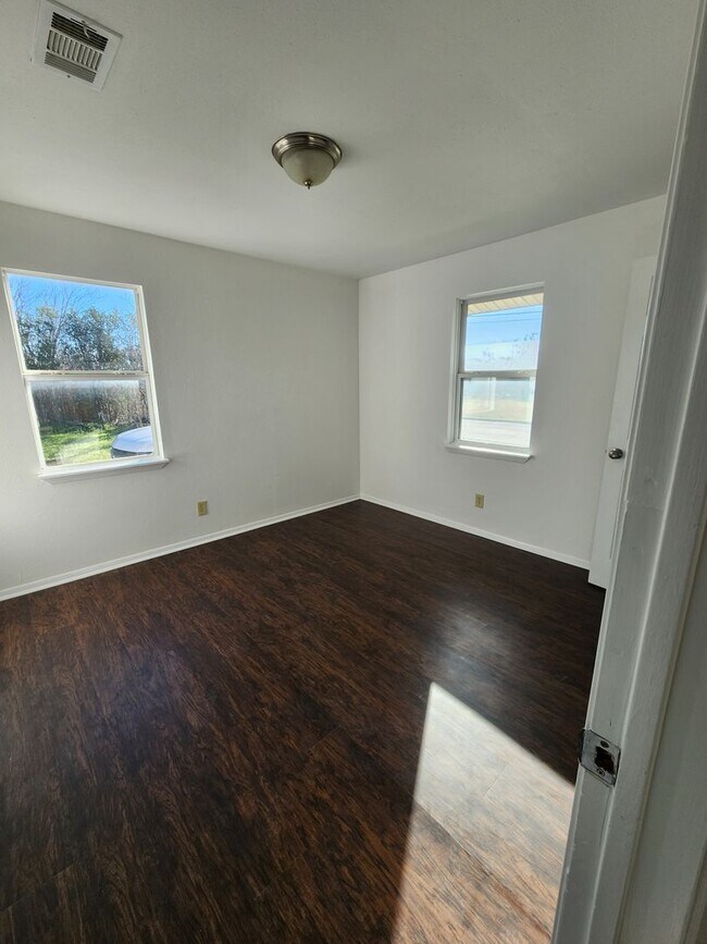 Building Photo - 3/2 on Corner Lot in Burnet