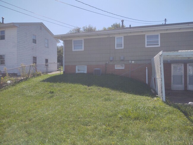 Building Photo - SW 413/415 Milan