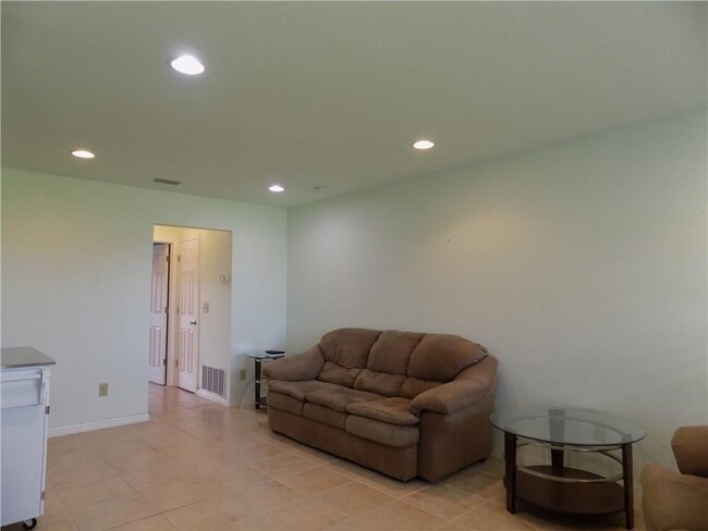 Building Photo - 20 Pine Arbor Ln