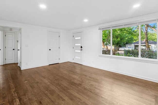 Building Photo - Updated 2BR Wedgwood Home w/ Utility Packa...