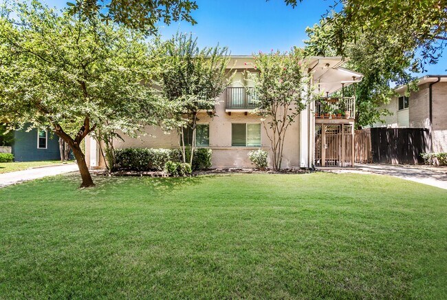 Building Photo - 2 Bedroom, 2 Bath Apartment in Munger Place!