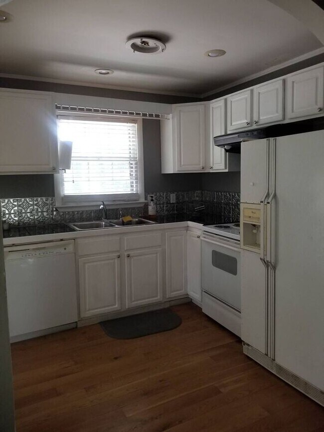 Building Photo - 3 BR / 1 BA Available for Rent!