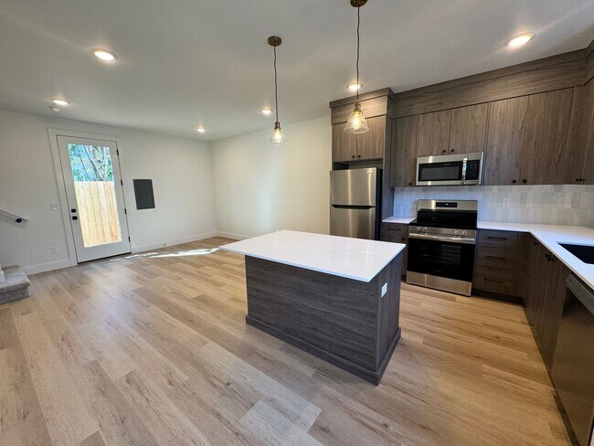 Foto del edificio - 2 bd, 2.5 bath End Unit Mt. Scott Town Home! Fenced patio! Washer/Dryer Included!