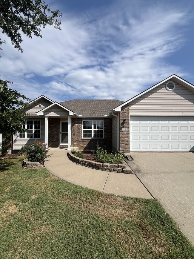 Building Photo - 723 Iron Horse Dr