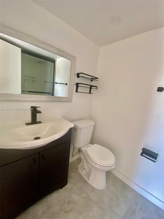Foto del edificio - 8975 Palm Tree Ln