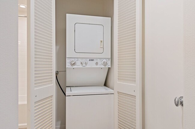 Foto del edificio - Ideal Location! El Escorial at East Beach