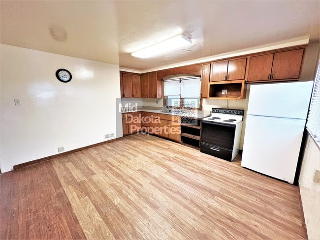 Building Photo - 414 E 7th-4 Bedroom Home