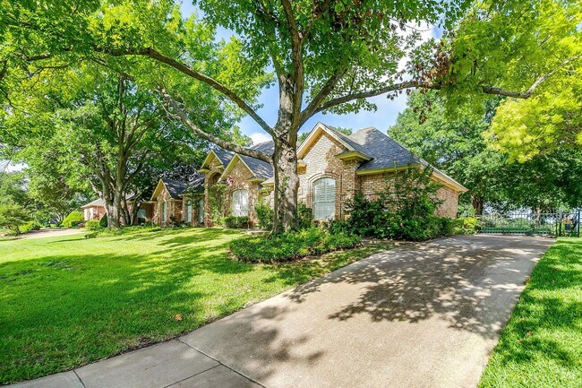 Building Photo - Bright & Modern 3 Bed, 2 Bath with a Pool ...