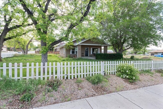 Building Photo - Charming 3 Bedroom Home!