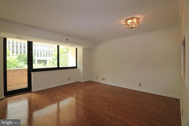 Foto del edificio - 1805 Crystal Dr