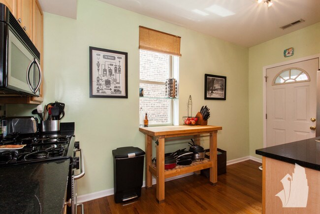 Building Photo - 838 W Agatite Ave