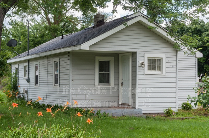 Primary Photo - 1310 Beechwood St NE