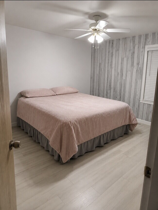 Building Photo - Spacious 5-Bed Retreat with Modern Updates in Aurora. Included - Greenhouse and Shed!