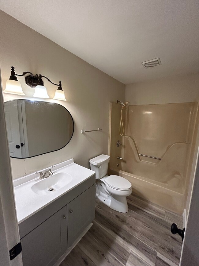 Building Photo - 572 Highland Dr SW
