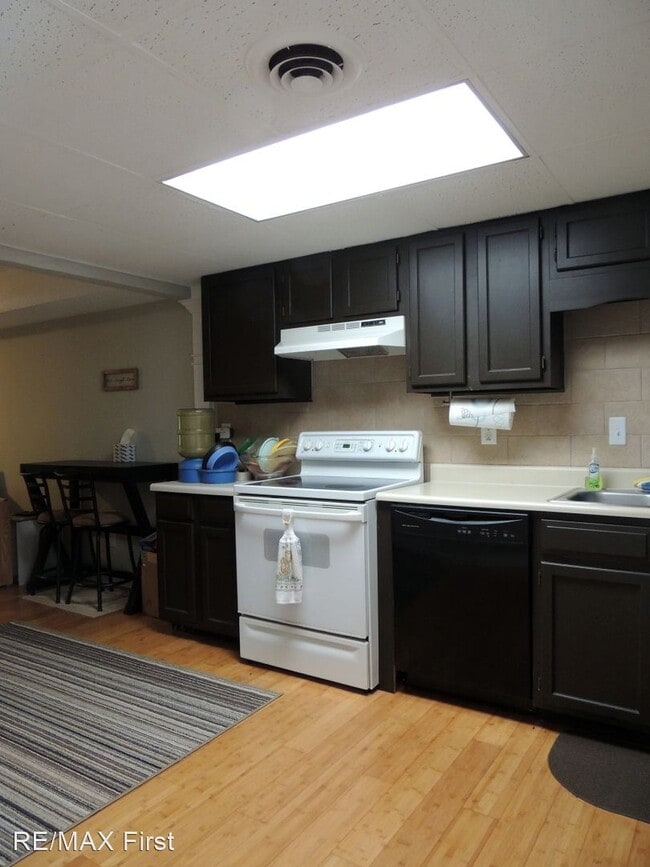 Building Photo - 2 br, 1.5 bath House - 128 Olympia Dr.