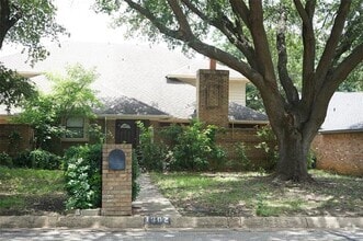 Building Photo - 1902 Turf Club Dr
