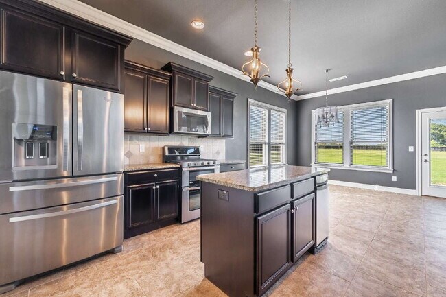 Building Photo - East Fayetteville Home for Rent | Located in gated Waterford subdivision