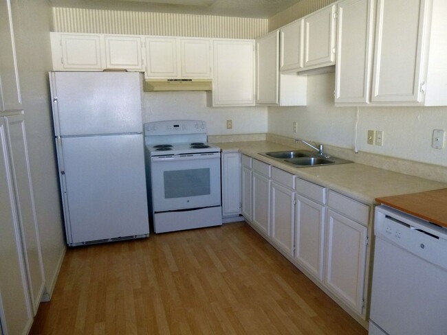 Building Photo - 1 Bedroom With Community Pool and Garage P...