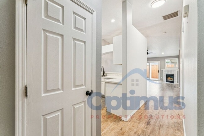 Building Photo - Charming & updated 2-bedroom, 2-bath home in one of Boise’s most convenient and sought-after loca...