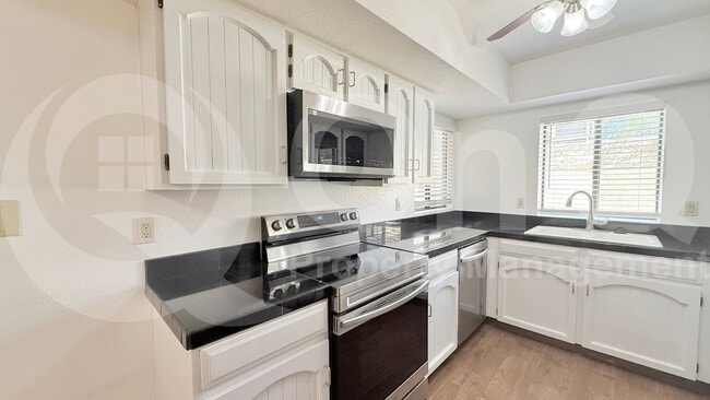 Building Photo - 5726 N 10th St