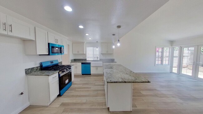 Building Photo - Beautiful 4 Bedroom 2 Bath Single-Family H...