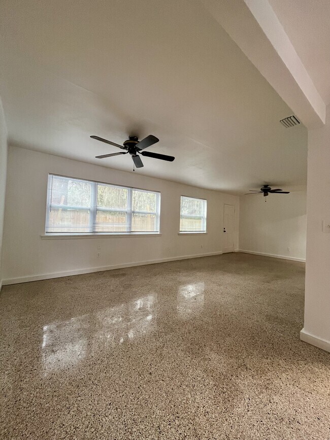 Building Photo - 1109 NE 5th Pl