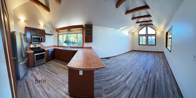 Foto del edificio - 4-Bedroom Residence in Martinez with Flexible Living Spaces