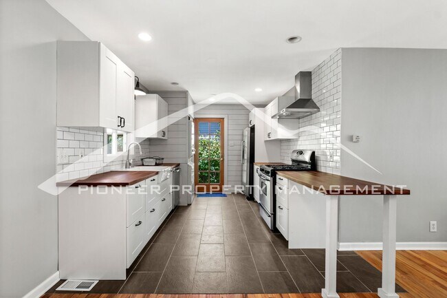 Foto del edificio - Charming Home with Central AC and Washer/D...
