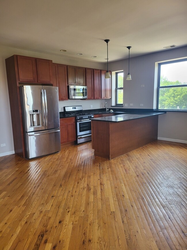 Building Photo - 4747 S Vincennes Ave