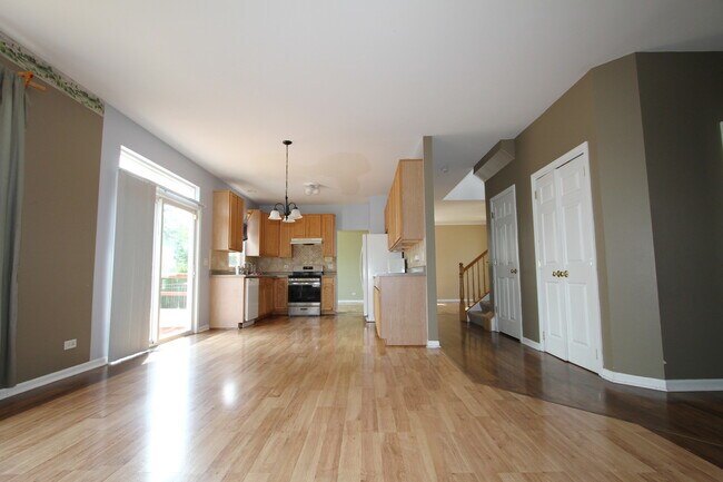 Building Photo - 24313 White Oak Dr